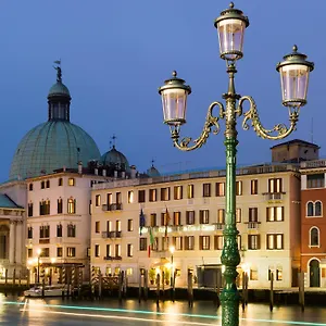carlton-on-the-grand-canal.hotelslidodijesolo.com/